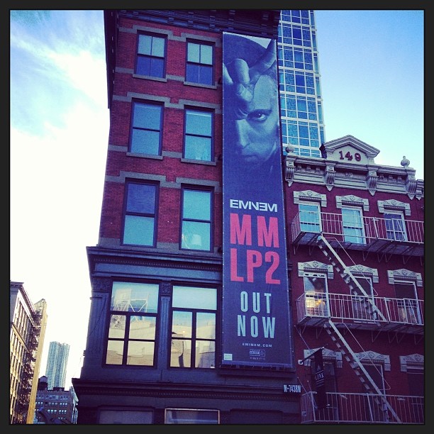 Eminem MMLP2 плакат в центре Нью-Йорка