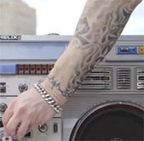 Eminem - татуировка D12 и Proof на левой руке в аудио сингла Berzerk