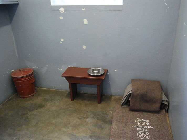 Тюремная камера Нельсона Манделы
