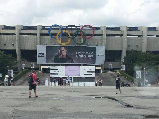 Перед концертом Eminem - около стадиона